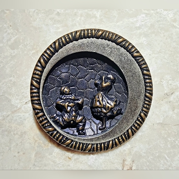 Vintage jester clown making a princess laugh round black and bronze metal brooch - Picture 2 of 6